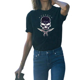 Piraten Doodskop Skull Sabel Strijk Applicatie op een zwart t-shirt