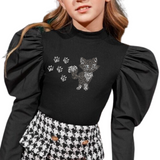 één van de Poes Poezen Kitten Strass Applicatie Mini Catwalk op een zwarte blouse