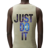 Just Do It Tekst Strijk Applicatie op de rugzijde van een legergroen hemdje