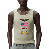 Ster Sterren Military Star Strijk Embleem Patch Gou samen met andere strijk patches op een legergroen hemd