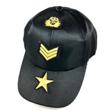 een goudkleurige ster rangstrepen embleem en een goudkleurig embleem met kroon  op een zwarte cap