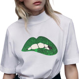 Mond Bijt Op Lip Pailletten Strijk Embleem Patch Groen op een wit t-shirt