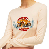 Motor Bike Vintage Rider Motor Cycles Strijk Applicatie op een zacht roze oranje shirt