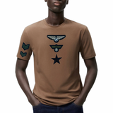 Ster Strijk Embleem Patch Zwart samen met Army strijk patches op een bruin t-shirt