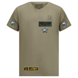 US Army Tekst Embleem Strijk Patch op een legergroen t-shirt met een topgun tekst strijk patch en drie zilverkleurige paillette ster patches