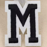 Zwarte Alfabet Letter M Met Witte Rand Strijk Patch