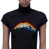 Mond Bijt Op Lip Pailletten Strijk Embleem Patch Regenboog op een zwart t-shirt