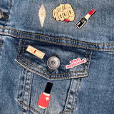 Lippenstift Lipstick Emaille Pin samen met andere emaille pins op een spijkerjack