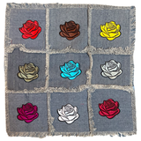 Roos Rozen Bloem Bloemen Strijk Embleem Patch in negen verschillende kleuren op een sierkussen hoesje van spijkerstof