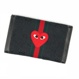 Rood Hartje Met Oogjes Strijk Patch op groen rood lint op een zwarte portemonnee