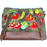 Healthy Vegetables Fruit Strijk Embleem Patch Set 6 Patches samen met een andere groenten set op een canvas camouflage tas