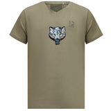 Wolf Groene Ogen Strijk Embleem Patch op een legergroen t-shirt