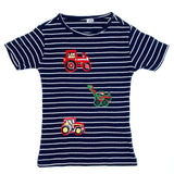 Groene Graaf Wagen Auto Strijk Embleem Patch samen met twee rode tractor strijk patches op een gestreept T-shirtje