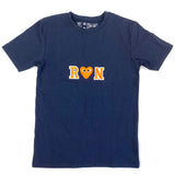 Alfabet Letter Strijk Embleem Patch Oranje Wit op een blauwe t-shirt