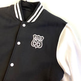 De Route 66 Strijk Patch op een zwart college jasje met witte mouwen