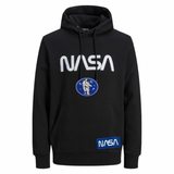 Nasa Tekst Embleem Strijk Patch Blauw Wit samen met een astronaut strijk patch op een zwarte hoodie met NASA tekst