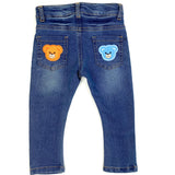 Teddy Beer Strijk Embleem Patch oranje en licht blauw op de achterzakken van een spijkerbroekje.