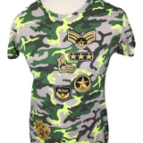 Army Military Leger Rangstrepen Embleem Strijk Patch samen met andere military strijk patche op een t-shirt met camouflage print