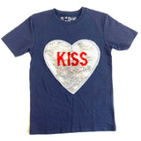 Reversible Paillette Hart Kiss Tekst Rode Mond XL Op Naai Patch voorbeeld op een donker blauw T-shirtje