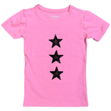 Drie maal de Ster Sterren Strijk Patch Strass Zwart op een roze t-shirtje