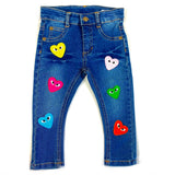 Baby Blauw Hartje Met Oogjes Strijk Embleem Patch samen met andere hartjes met oogjes patches op een kleine spijkerbroek