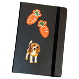 Twee maal de Wortel Strijk Embleem Patch Oranje samen met een patch van een hondje op de voorzijde van een zwarte agenda