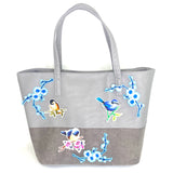 Licht Blauwe Bloesem Bloemen Strijk Patch samen met vogels strijk patches op een grijze dames tas
