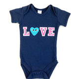 Baby Blauw Hartje Met Oogjes Strijk Embleem Patch samen met roze strijk letter patches op een donker blauwe baby romper