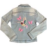 Kolibrie Vogel XL Paillette Strijk Applicatie Patch Rechts op een spijkerjasje samen met drie roze vlinder strijk patches