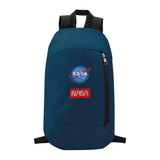 Nasa Tekst Embleem Strijk Patch Rood Wit samen met het ronde NASA embleem op een blauwe sport rugzak