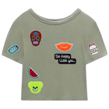 Water Meloen Strijk Embleem Patch samen met andere strijk patches op een legergroen kort shirtje
