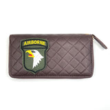 Legergroen Airborne Tekst Embleem Met Adelaar Strijk Patch op een bruine portemonnee 