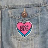 Roze Hart Met Tekst Drop Dead Strijk Patch op een borstzakje van een blauwe spijkerjasje