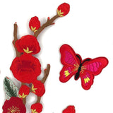 close-up van een rode bloesem tak en een rood roze vlinder patch