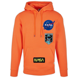 Astronaut Space Explorer Strijk Embleem Patch samen met twee Nasa emblemen op een oranje hoodie