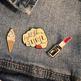 Close up van de Fight Like A Girl Tekst Emaille Pin