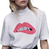Mond Bijt Op Lip Pailletten Strijk Embleem Patch Licht Roze op een wit t-shirt