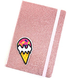 IJsje Op Hoorntje Strijk Patch op de voorzijde van een glitter roze agenda