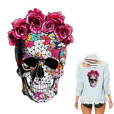 XXL Doodskop Skull Met Bloemen Strijk Applicatie  op de rugzijde van een lichtblauw spijkerjasje
