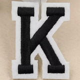 Zwarte Alfabet Letter K Met Witte Rand Strijk Patch