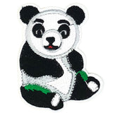 Een zittende zwart witte panda strijk patch waarbij de contouren van zijn kop en lijf zijn geborduurd met grijs garen.