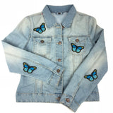Vier dezelfde blauwe vlinder patches verdeeld op een lichtblauwe spijkerjas