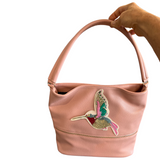 Kolibrie Vogel XL Paillette Strijk Applicatie Patch Rechts  op een roze handtas