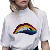Mond Bijt Op Lip Pailletten Strijk Embleem Patch Regenboog op een wit t-shirt