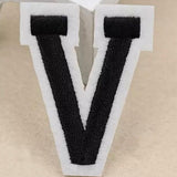 Zwarte Alfabet Letter V Met Witte Rand Strijk Patch