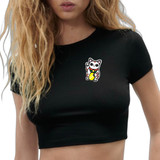 Poes Kat Zwaaiende Gelukspoes Strijk Patch Small op een zwart t-shirtje