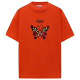 Kopie van Vlinder Strijk Embleem Patch Artistiek Rood Large op een rood t-shirt