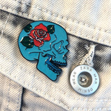 Blauwe Sugar Skull Doodskop Pin Met Rode Roos op de klep van een borstzakje van een licht spijkerstof jasje