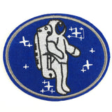 Ovaal Blauwe strijk patch met een astronaut die in tussen de sterren zweeft 