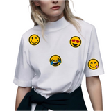 Emoji Smiley Huilen Lachen Strijk Embleem Patch samen met drie andere emoji strijk patches op een wit t-shirt